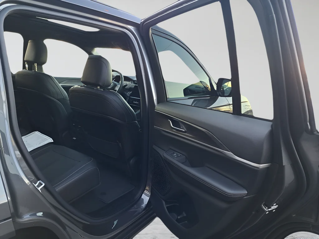 New 2025 Baltic Gray Metallic Clear-Coat Exterior Paint Jeep Limited image 14