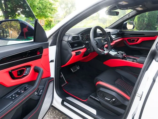 Used 2025  Lamborghini SE image 13