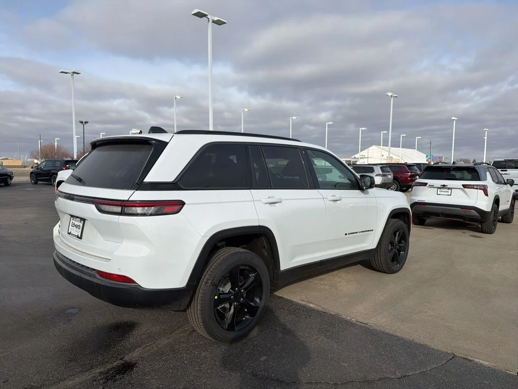 New 2026 Bright White Clear-Coat Exterior Paint Jeep Limited image 5