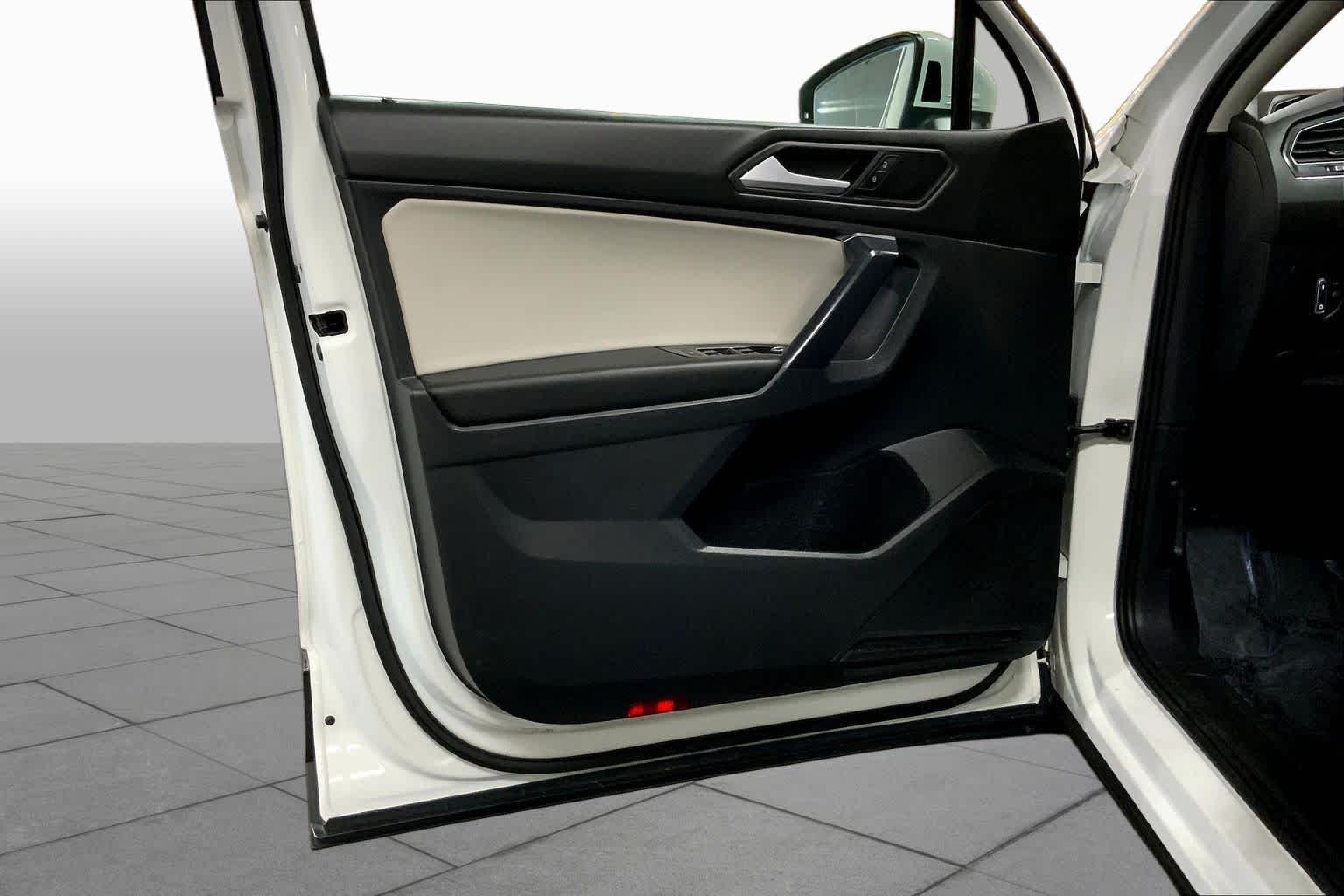 Used 2021  Volkswagen SE image 22