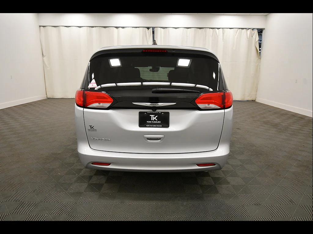 2024 Chrysler Voyager LX - Photo 6