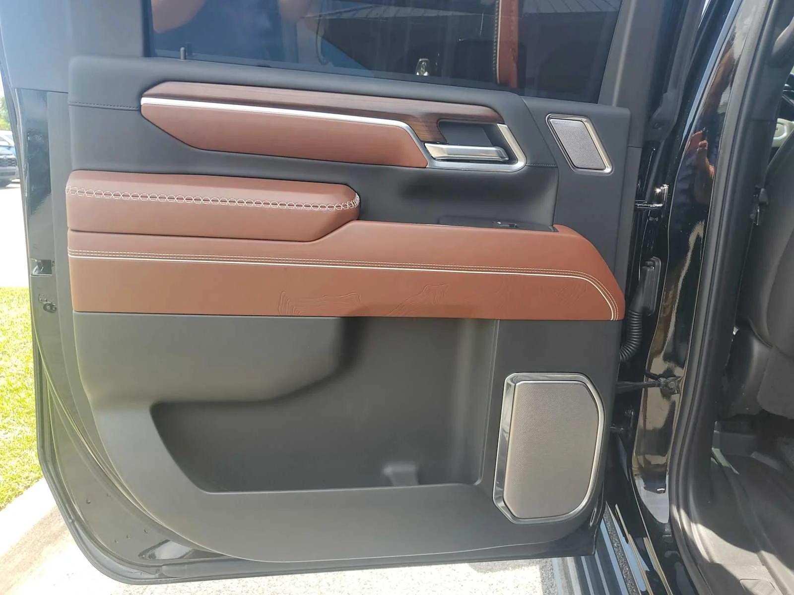 Used 2025 Onyx Black GMC Denali Ultimate image 21
