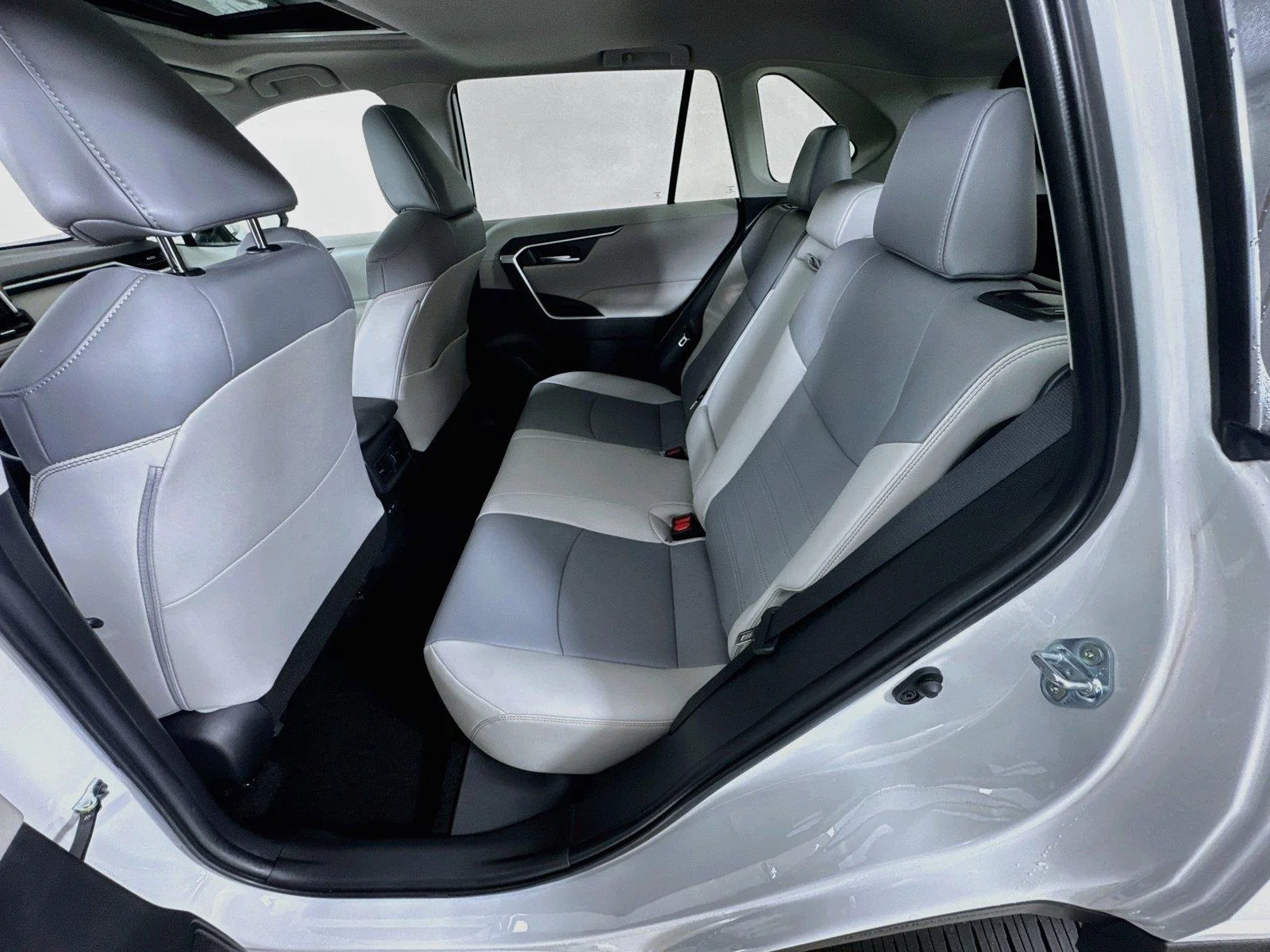 Used 2025 Wind Chill Pearl Toyota XLE Premium image 25