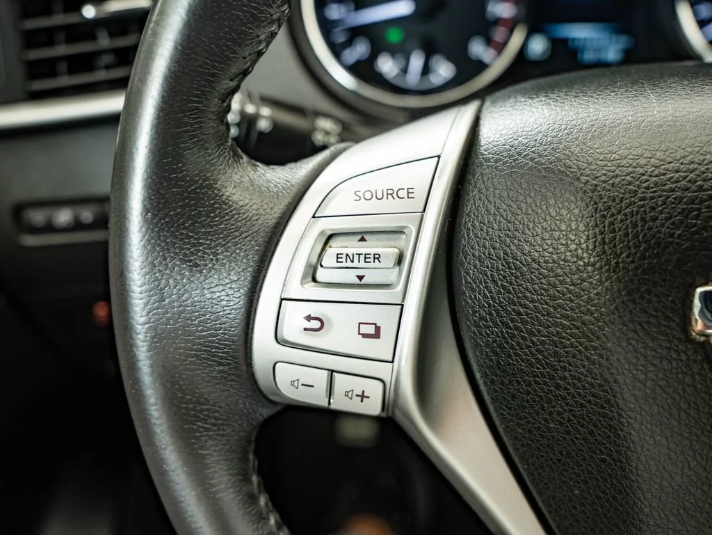 Used 2015 Arctic Blue Metallic Nissan SL image 28