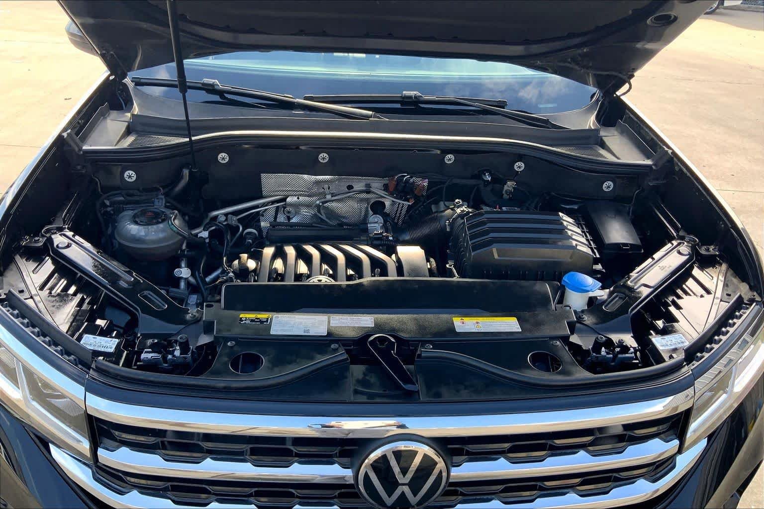 Used 2023 Deep Black Pearl Volkswagen 3.6L V6 SE w/Technology image 32