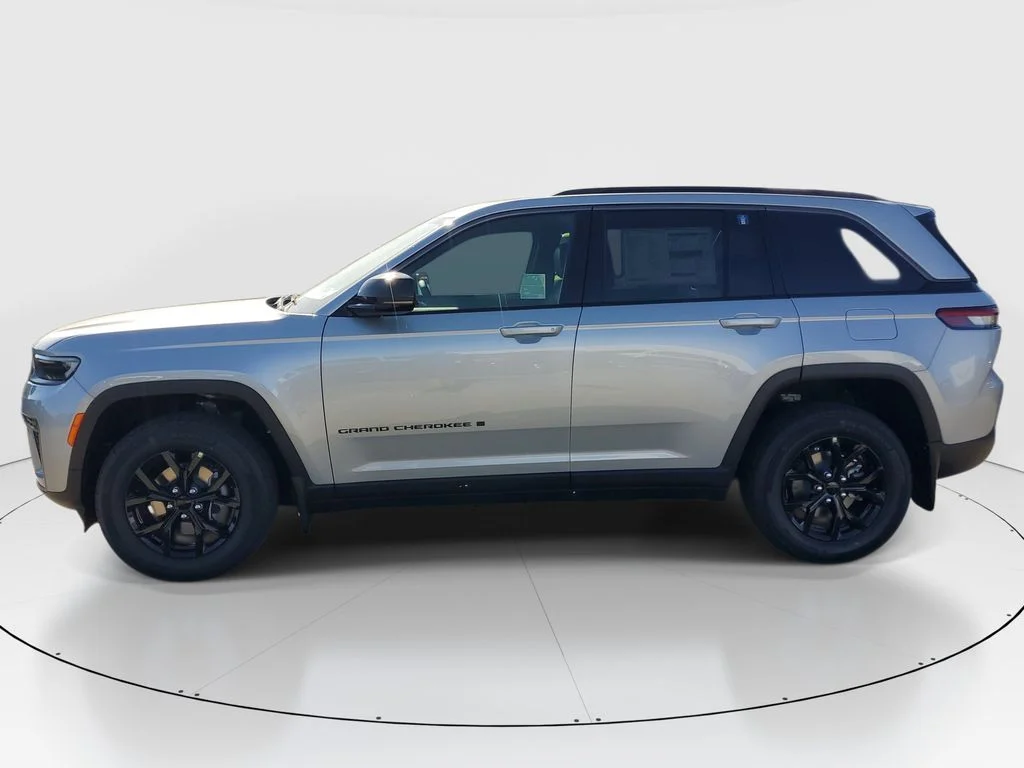 New 2026 Silver Zynith Exterior Paint Jeep Altitude image 7