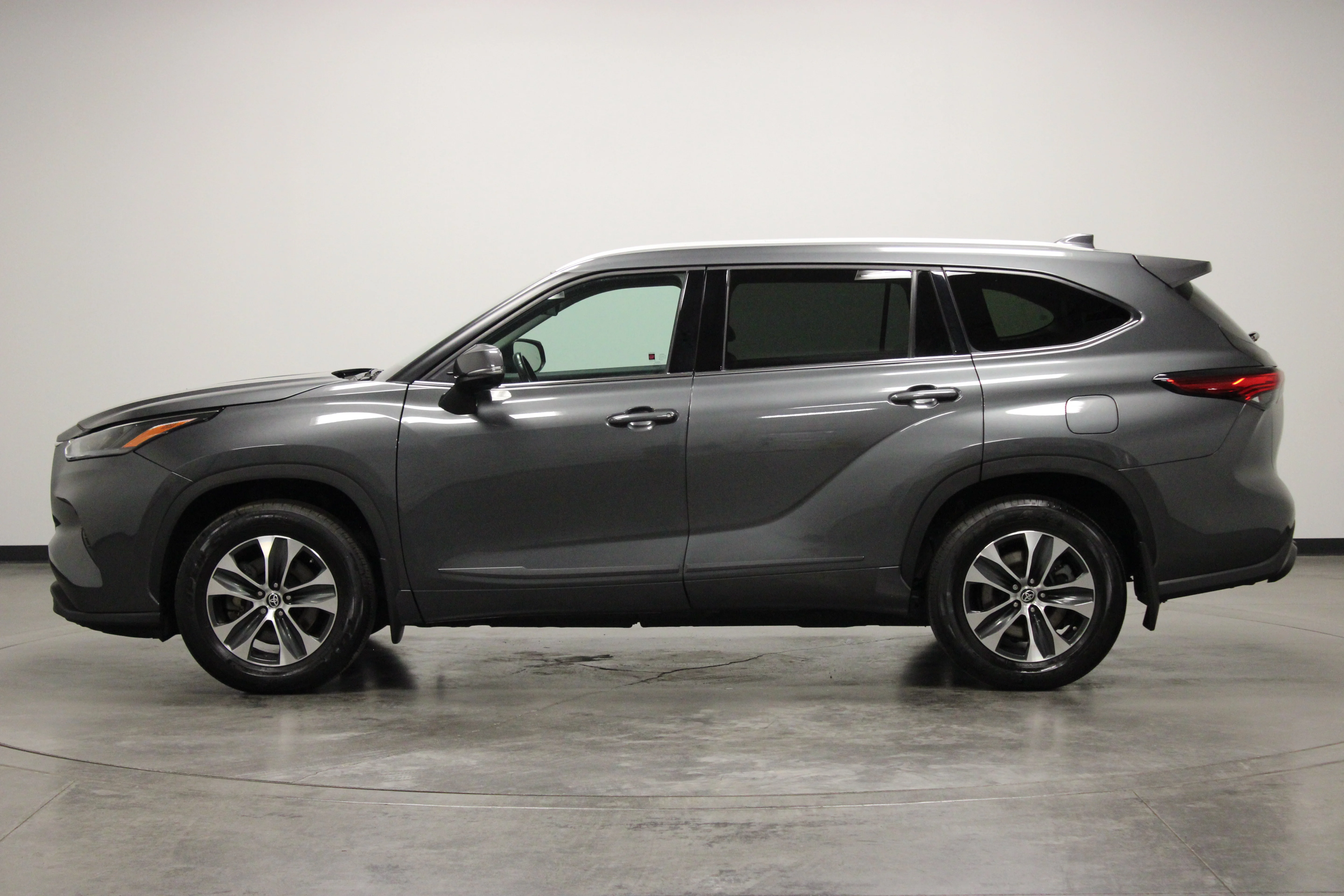 Used 2022 Magnetic Gray Metallic Toyota XLE image 5