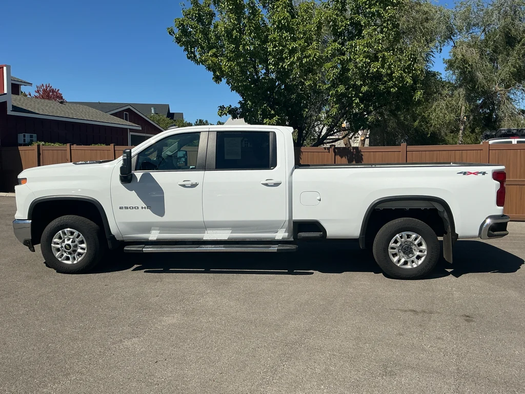 Used 2025 SUMMIT WHITE Chevrolet LT image 8