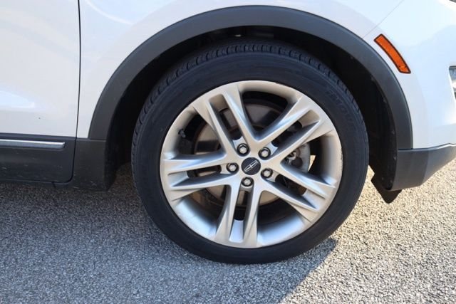 Used 2019 White Platinum Clearcoat Metallic Lincoln Reserve image 13