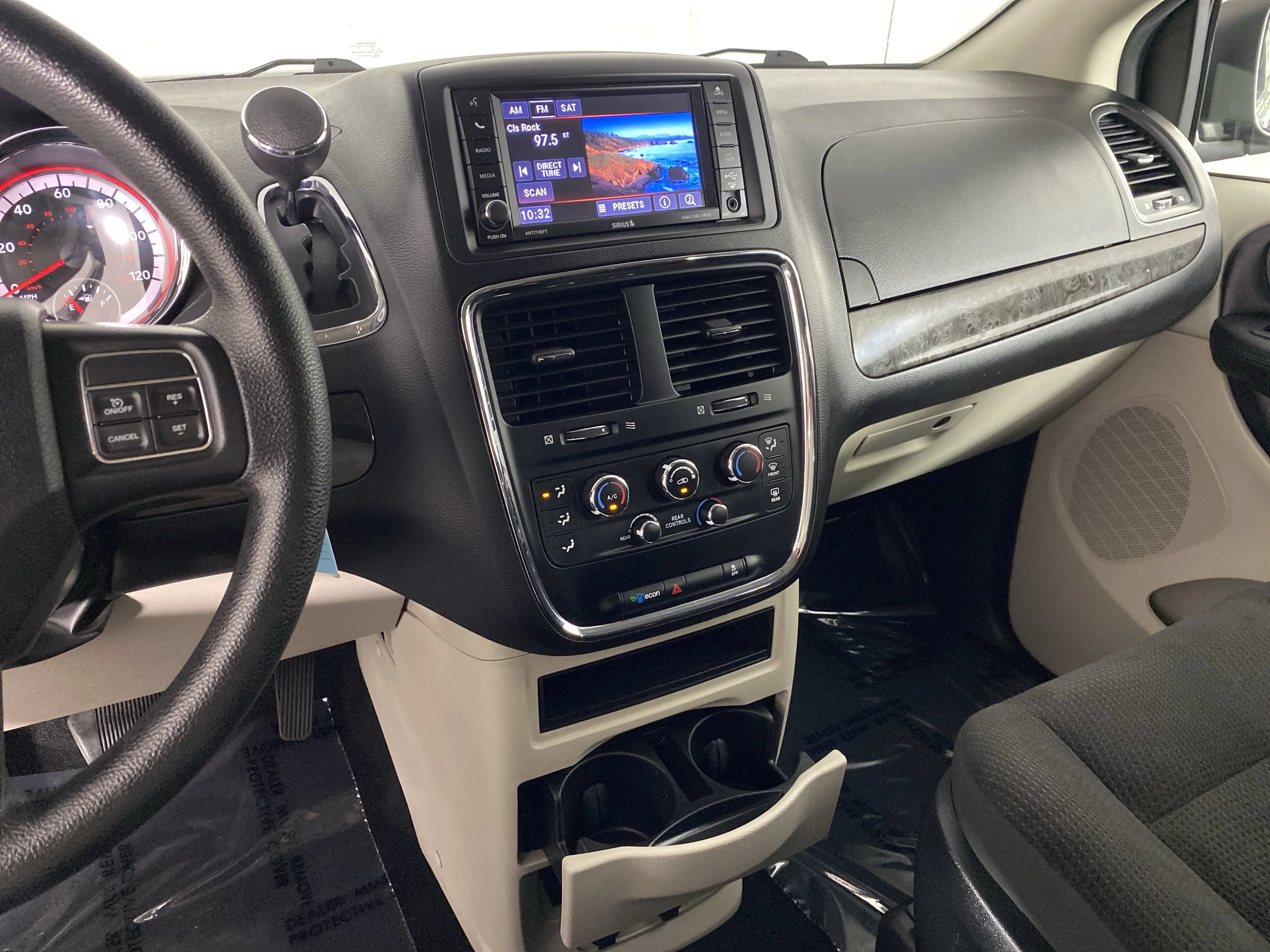 Used 2019 Black Onyx Crystal Pearlcoat Dodge SE image 26