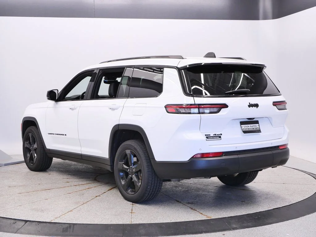 Used 2022 White Jeep Altitude image 3