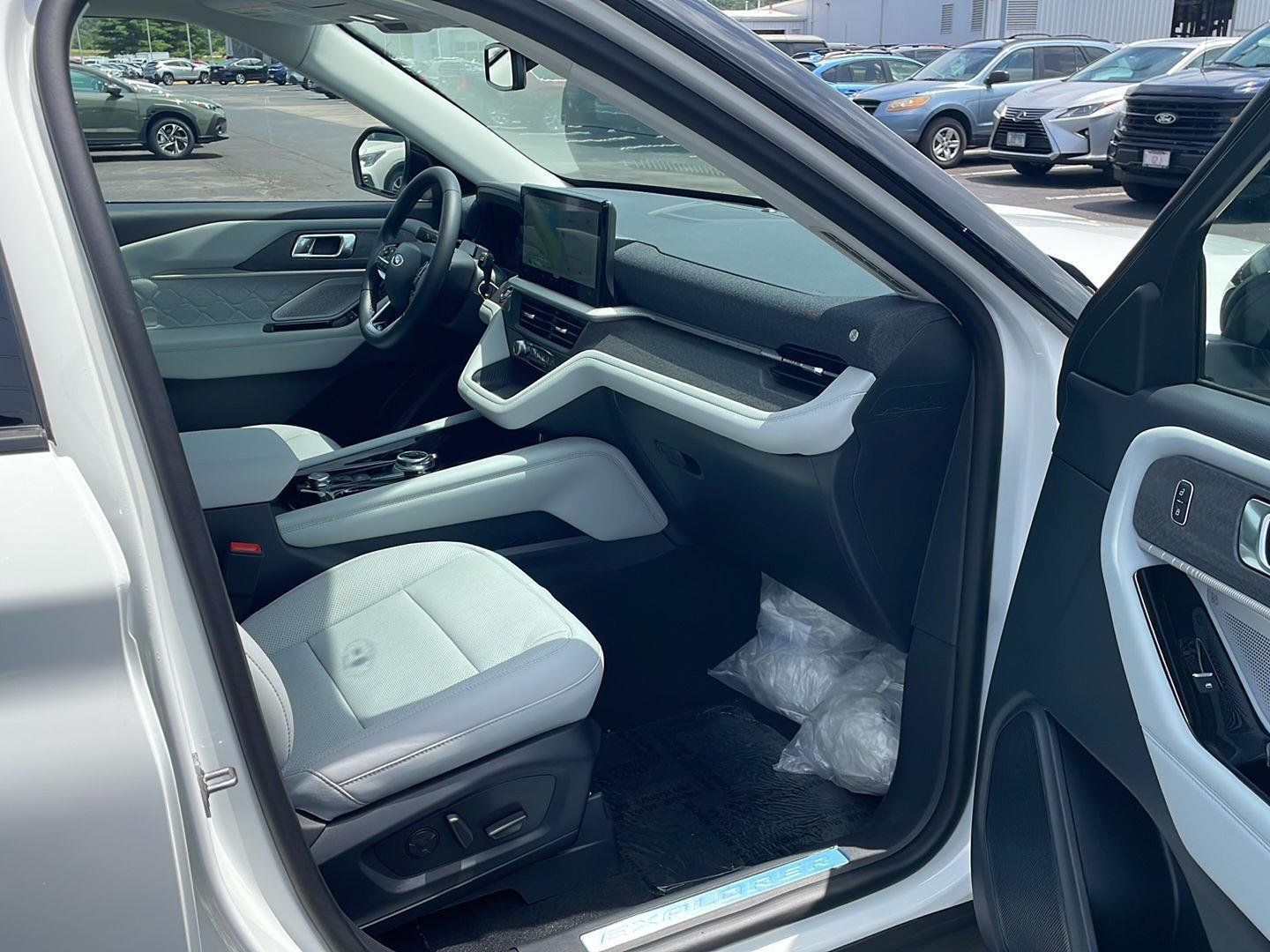 New 2026 Star White Metallic Tri-Coat Ford Platinum™ image 26