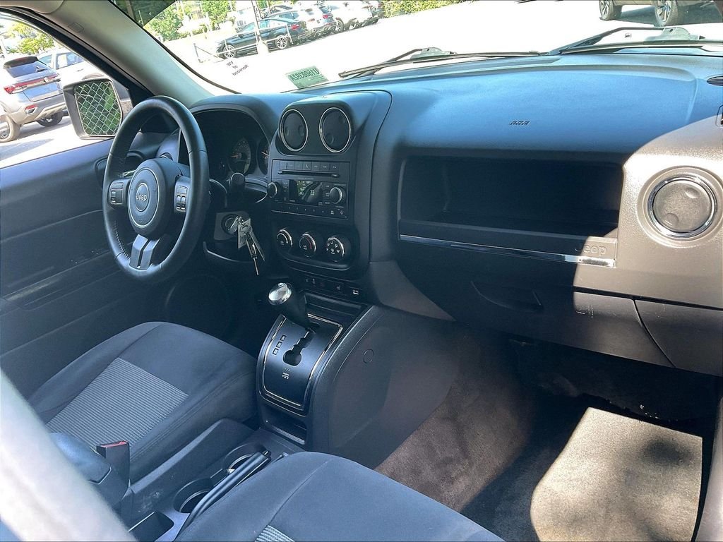 Used 2014 White Jeep Latitude image 14