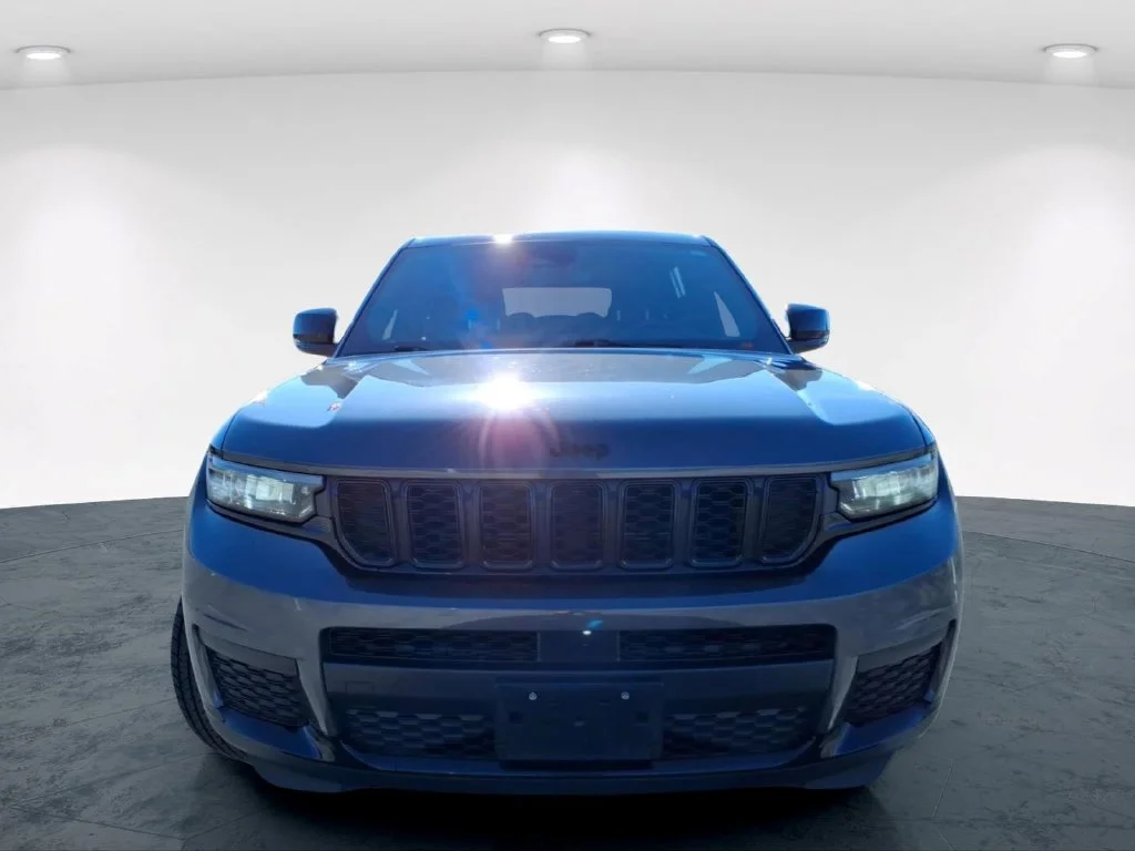 Used 2023 Gray Jeep Altitude image 4