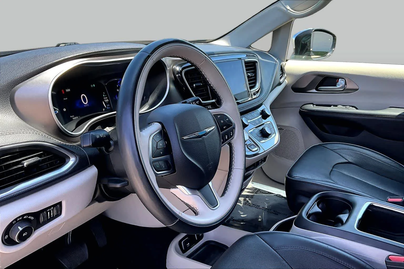 Used 2018 Brilliant Black Crystal Pearlcoat Chrysler Hybrid Limited image 17