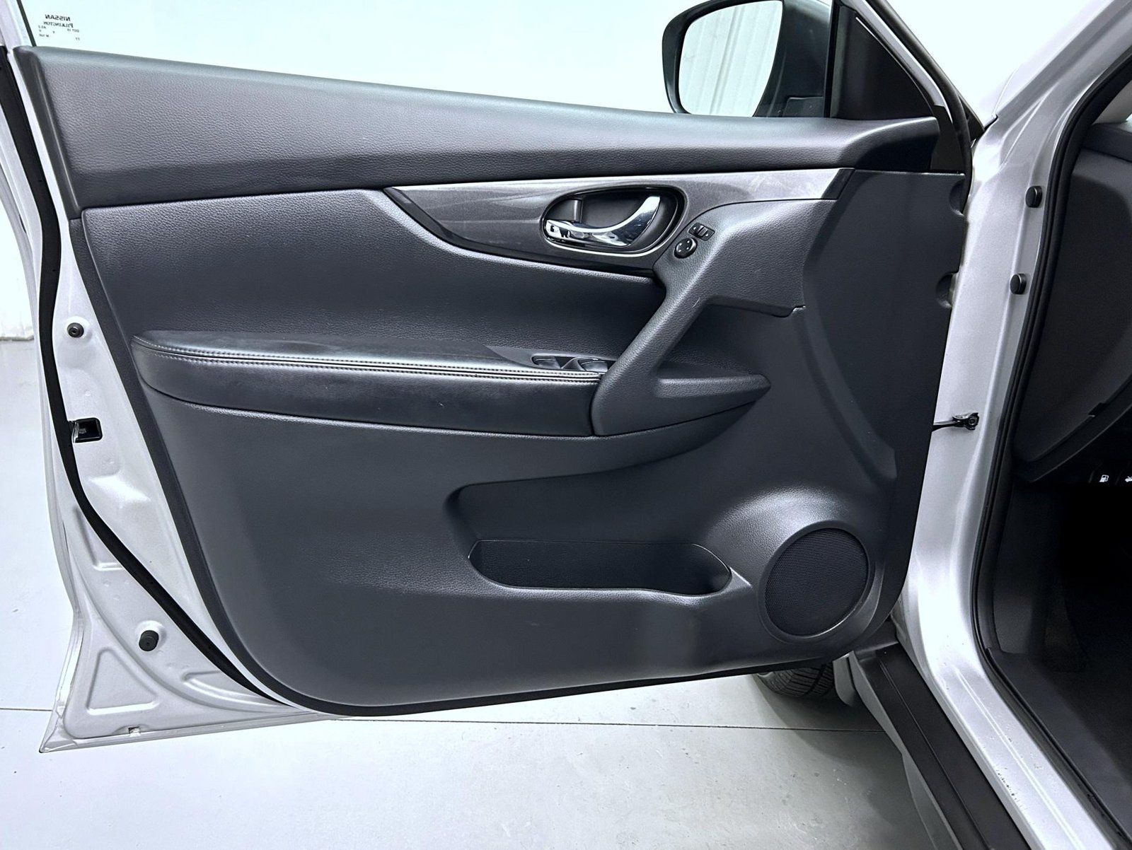 Used 2017 Silver Nissan S image 9