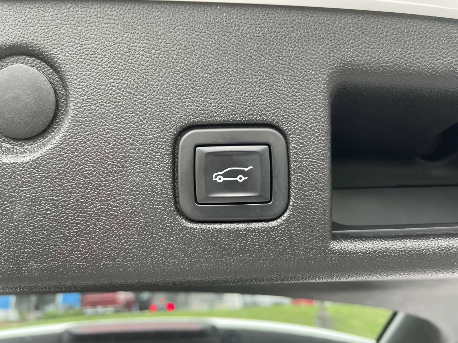 Used 2018 Summit White Chevrolet LT image 9