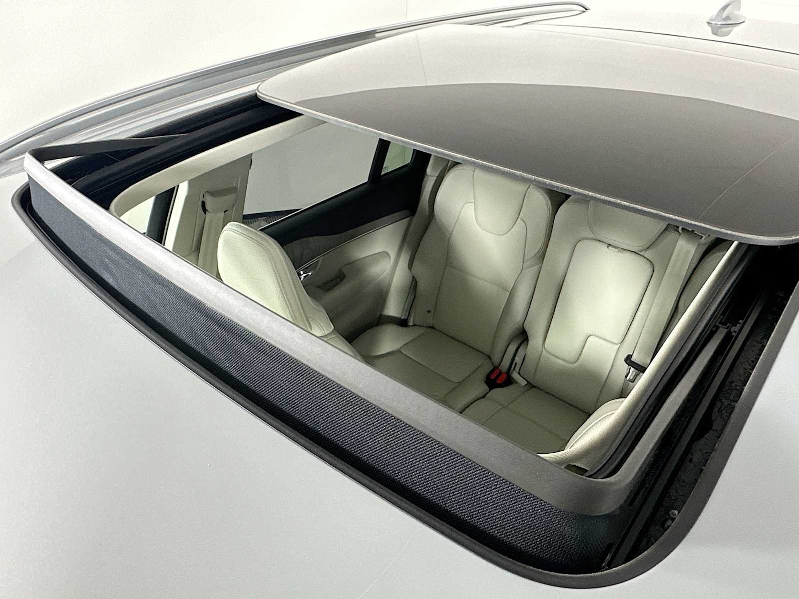 Certified Used 2025 Vapour Grey Volvo Plus image 17