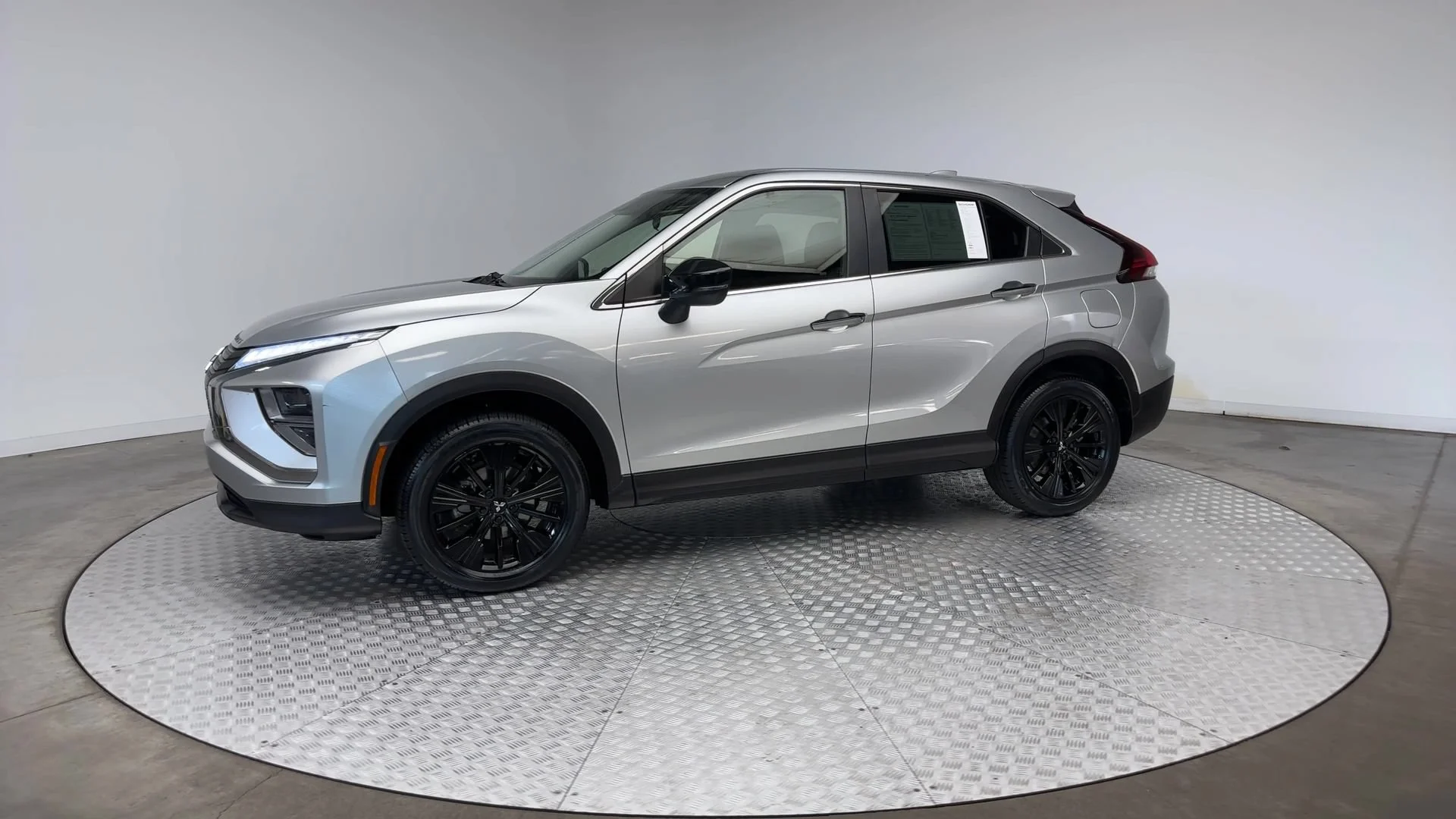 Used 2022 White Diamond Mitsubishi LE image 4