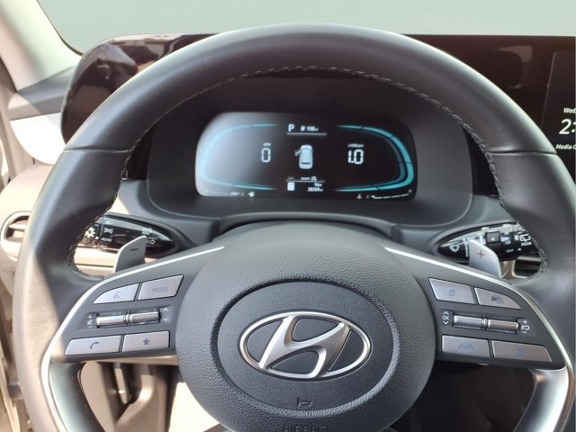Used 2025  Hyundai SEL image 11