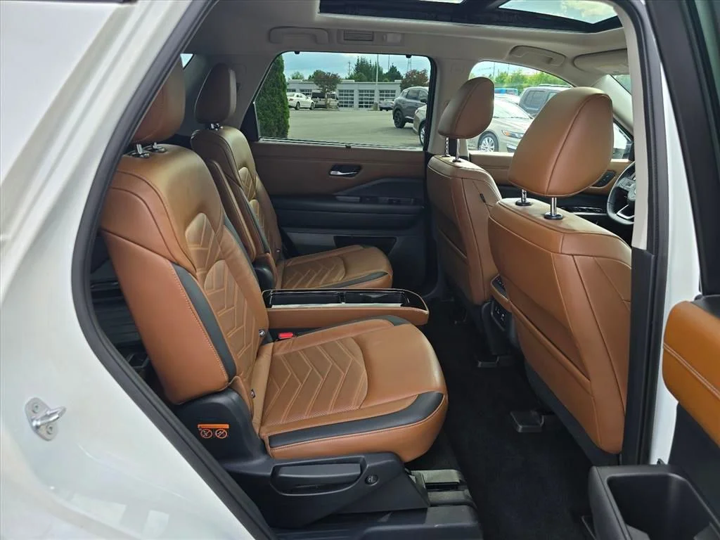 Used 2022 White Nissan Platinum image 14
