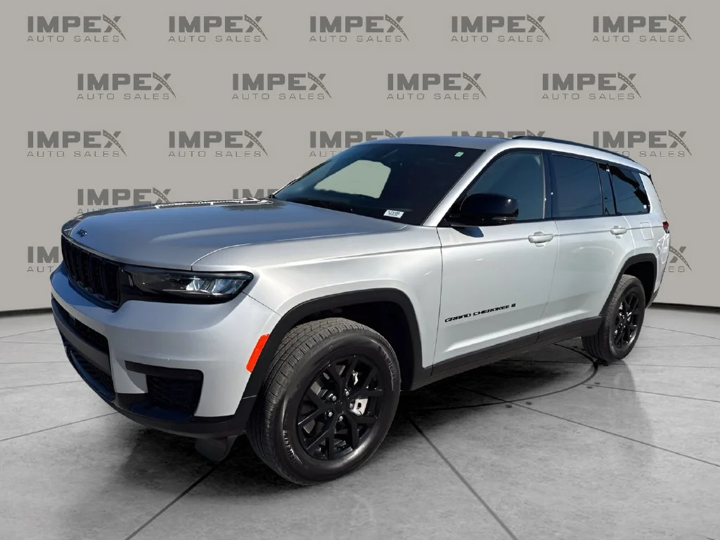 Used 2025 Silver Jeep Altitude image 1