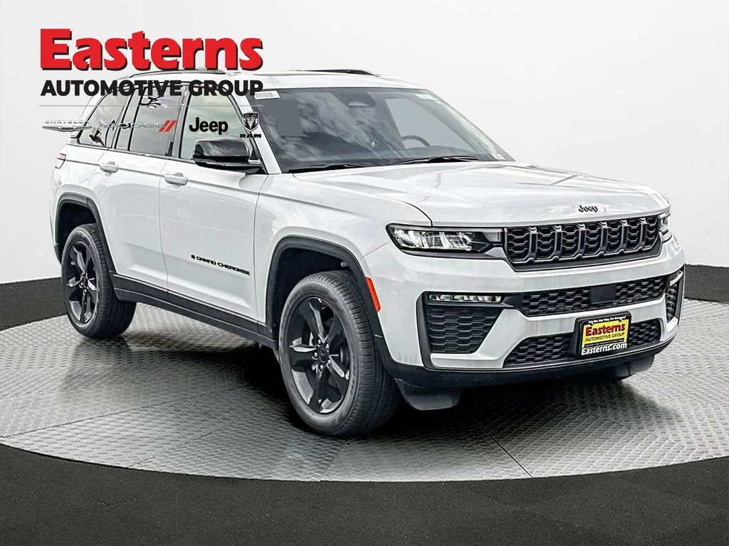 New 2026 Bright White Clear-Coat Exterior Paint Jeep Limited image 4
