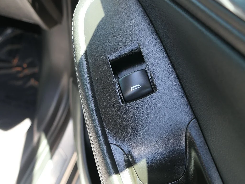 Used 2023 Gray Buick Select image 27