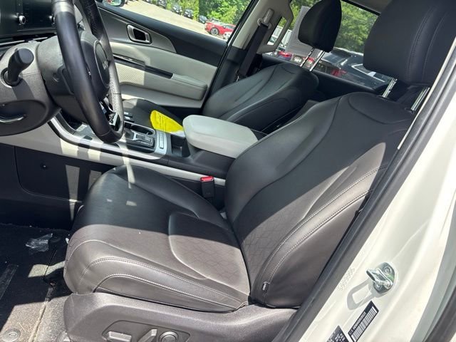 Used 2024 Snow White Pearl Kia LX image 15