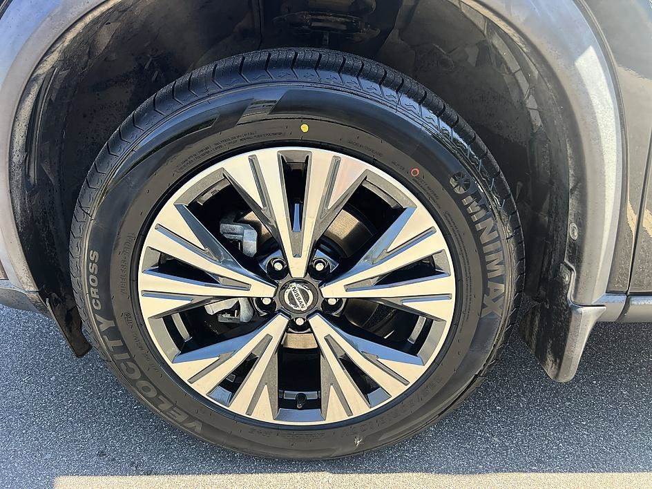 Used 2021 Super Black Nissan SV image 9