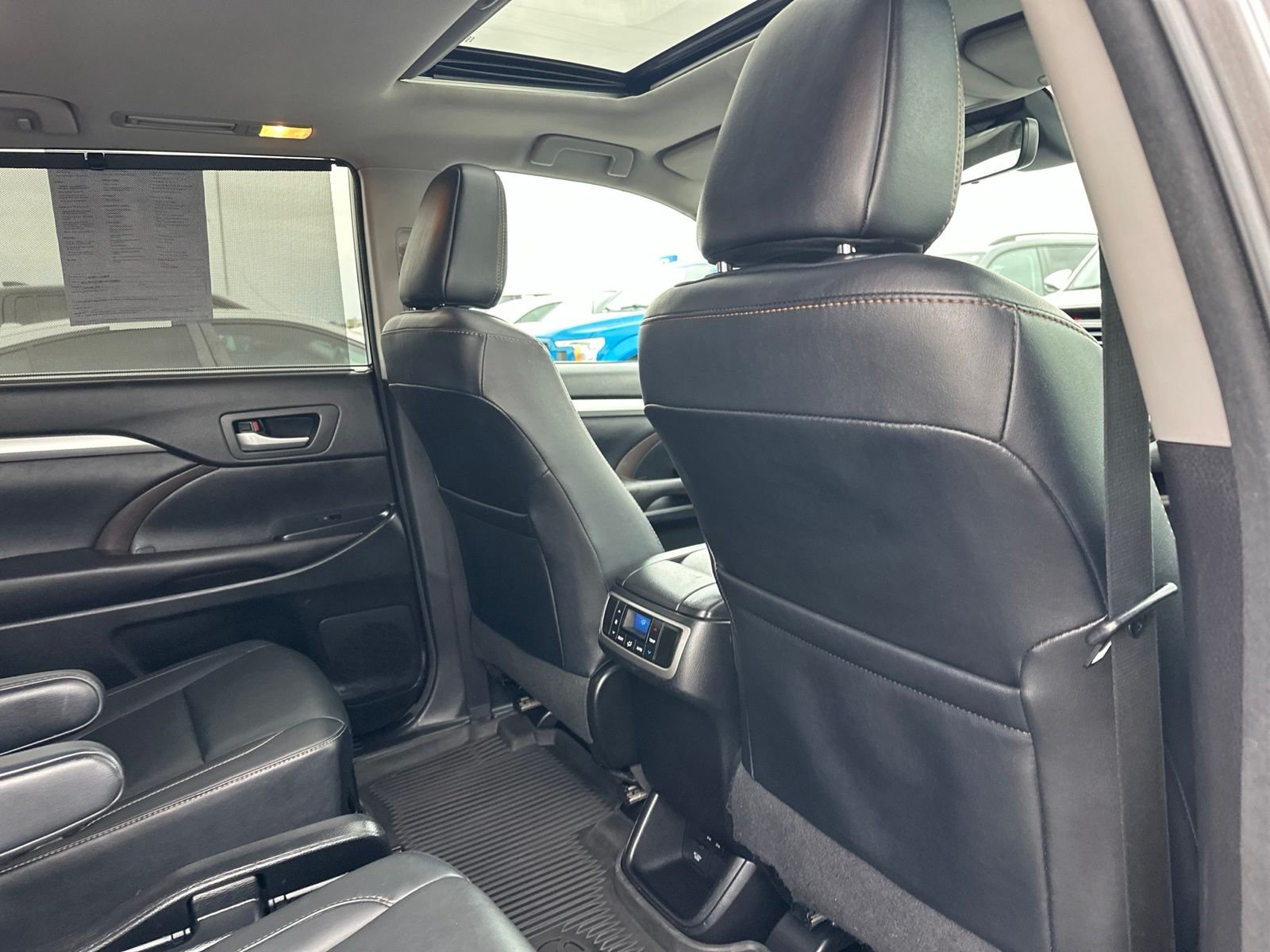 Used 2017  Toyota XLE image 35