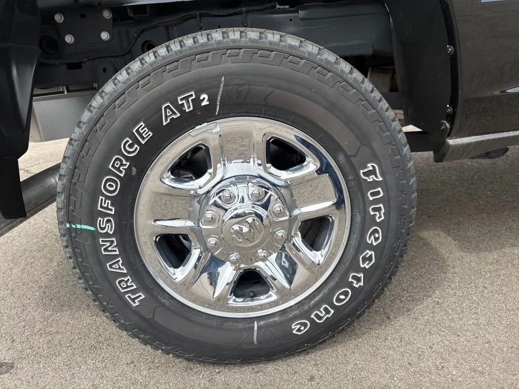 New 2025 Diamond Black Crystal Pearl-Coat Exterior Paint RAM Tradesman image 31