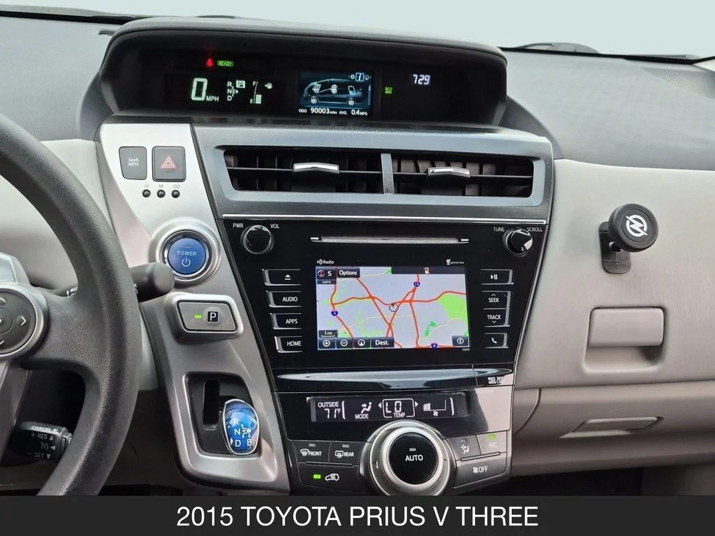 Used 2015 White Toyota Three image 26