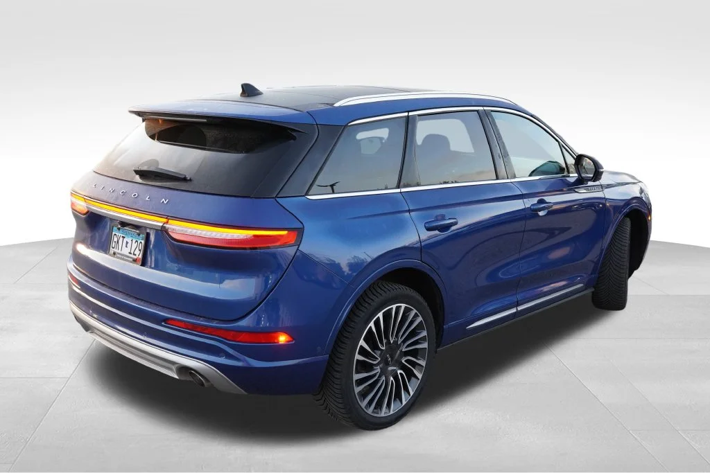 Used 2021 Artisan Blue Lincoln Reserve image 3