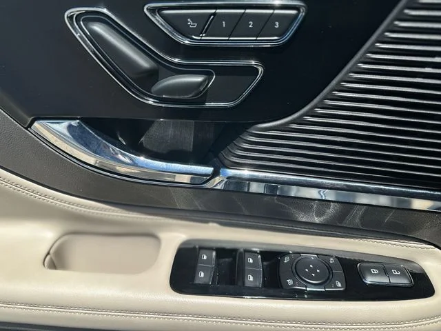 Used 2020 White Lincoln Standard image 14