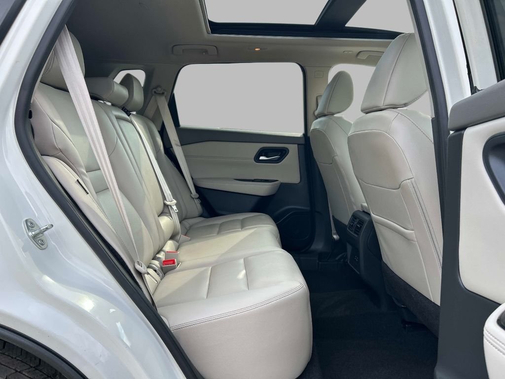 Used 2023 White Nissan SL image 18