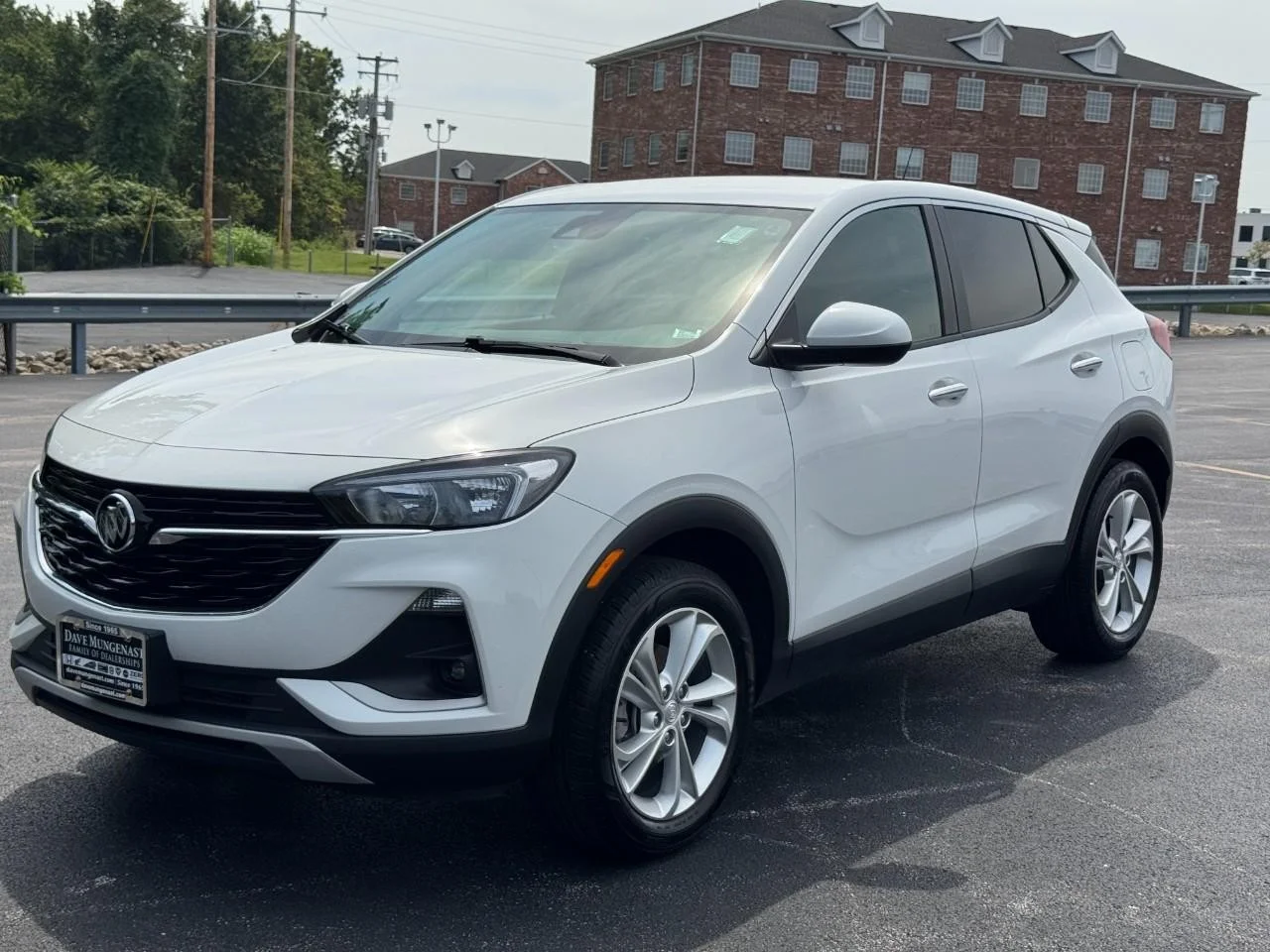 Used 2023 Summit White Buick Preferred image 10