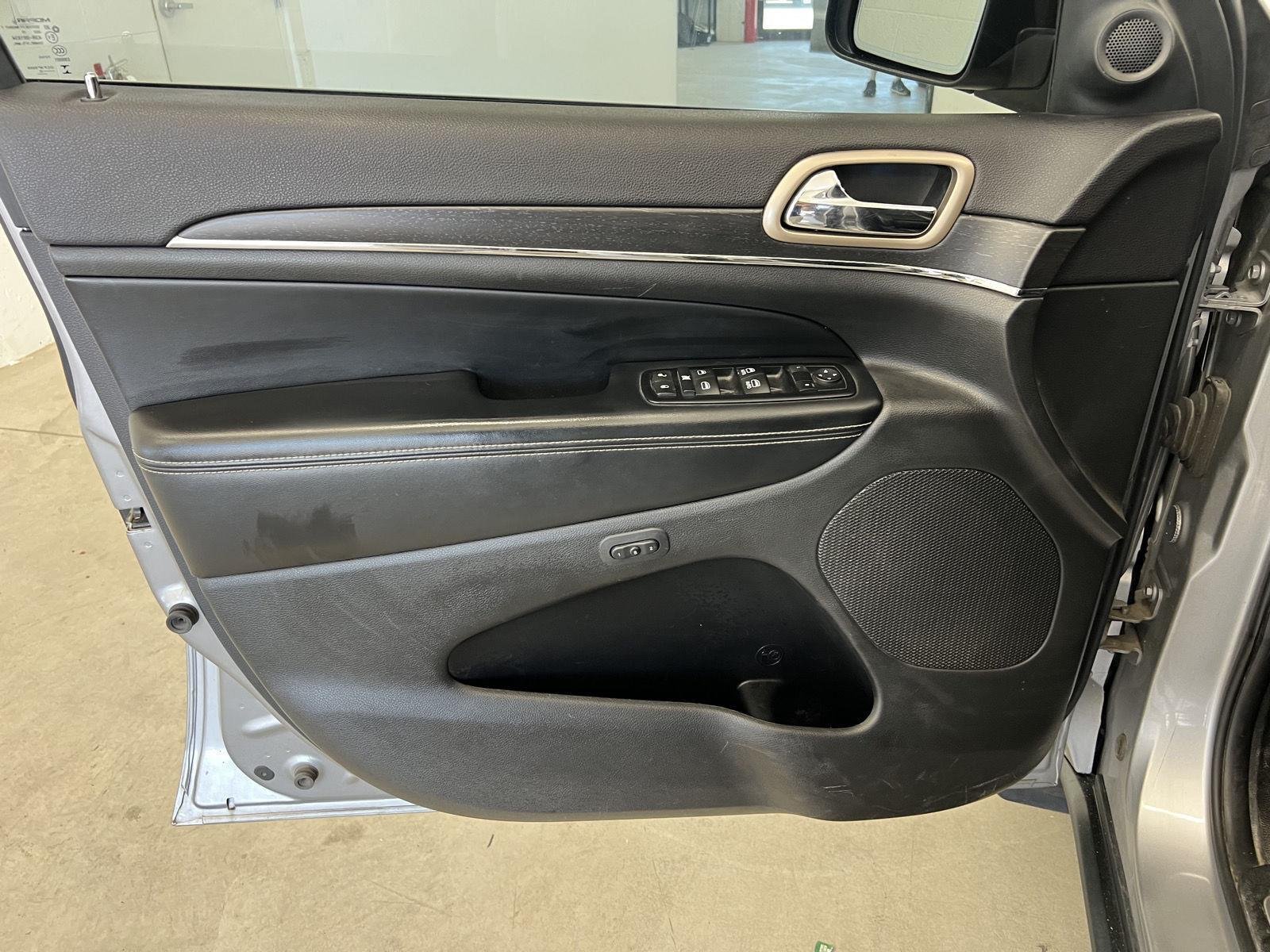Used 2015 Billet Silver Metallic Clearcoat Jeep Limited image 11