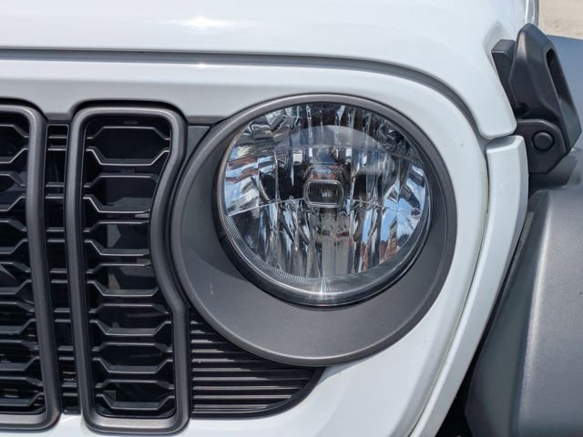 Used 2025 White Jeep Sport S image 9