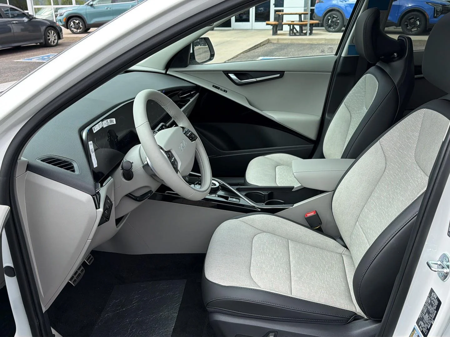 New 2026 Snow White Pearl Kia Wave image 8