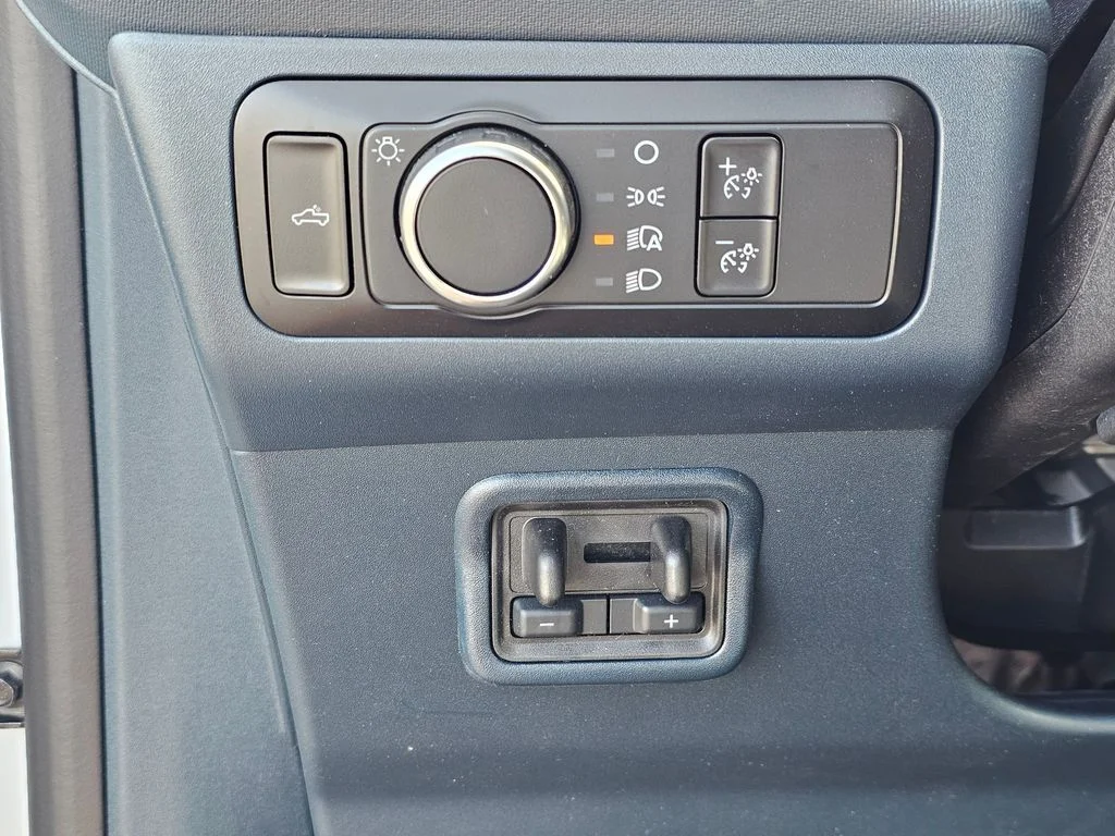 New 2025 Oxford White Ford XLT image 24