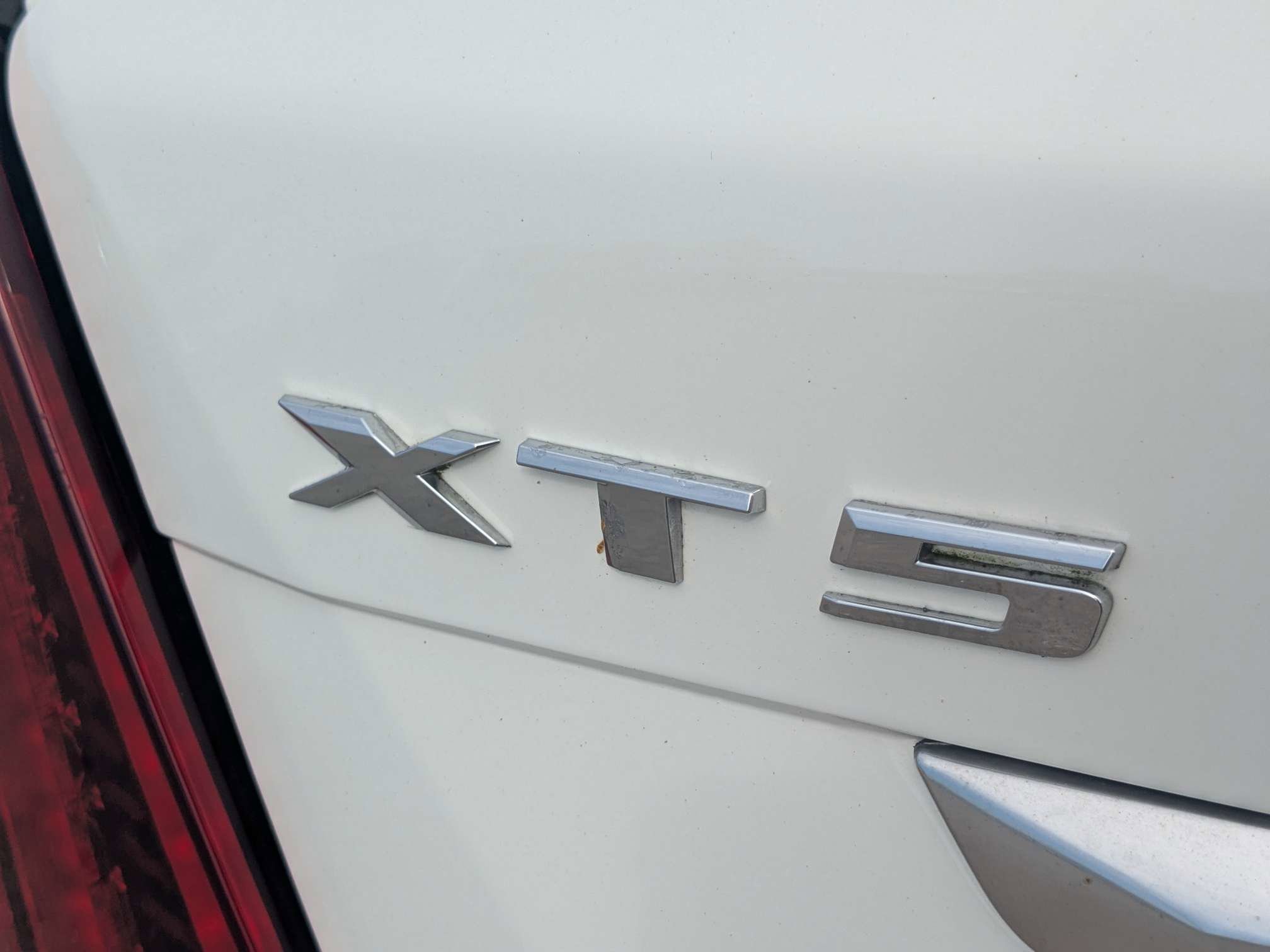 Used 2022 Mary Kay Pearl Tri-Coat Cadillac FWD Premium Luxury image 14
