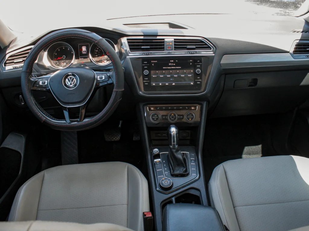 Used 2019 Deep Black Pearl Volkswagen SE image 28