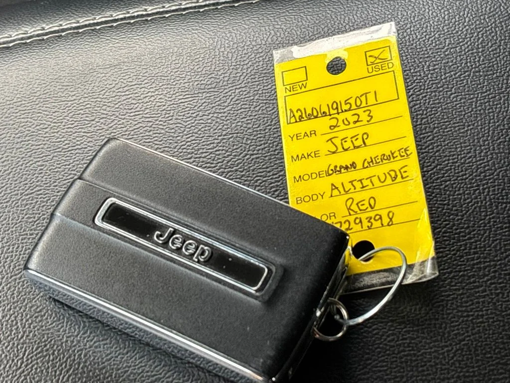 Used 2023 Red Jeep Altitude image 43