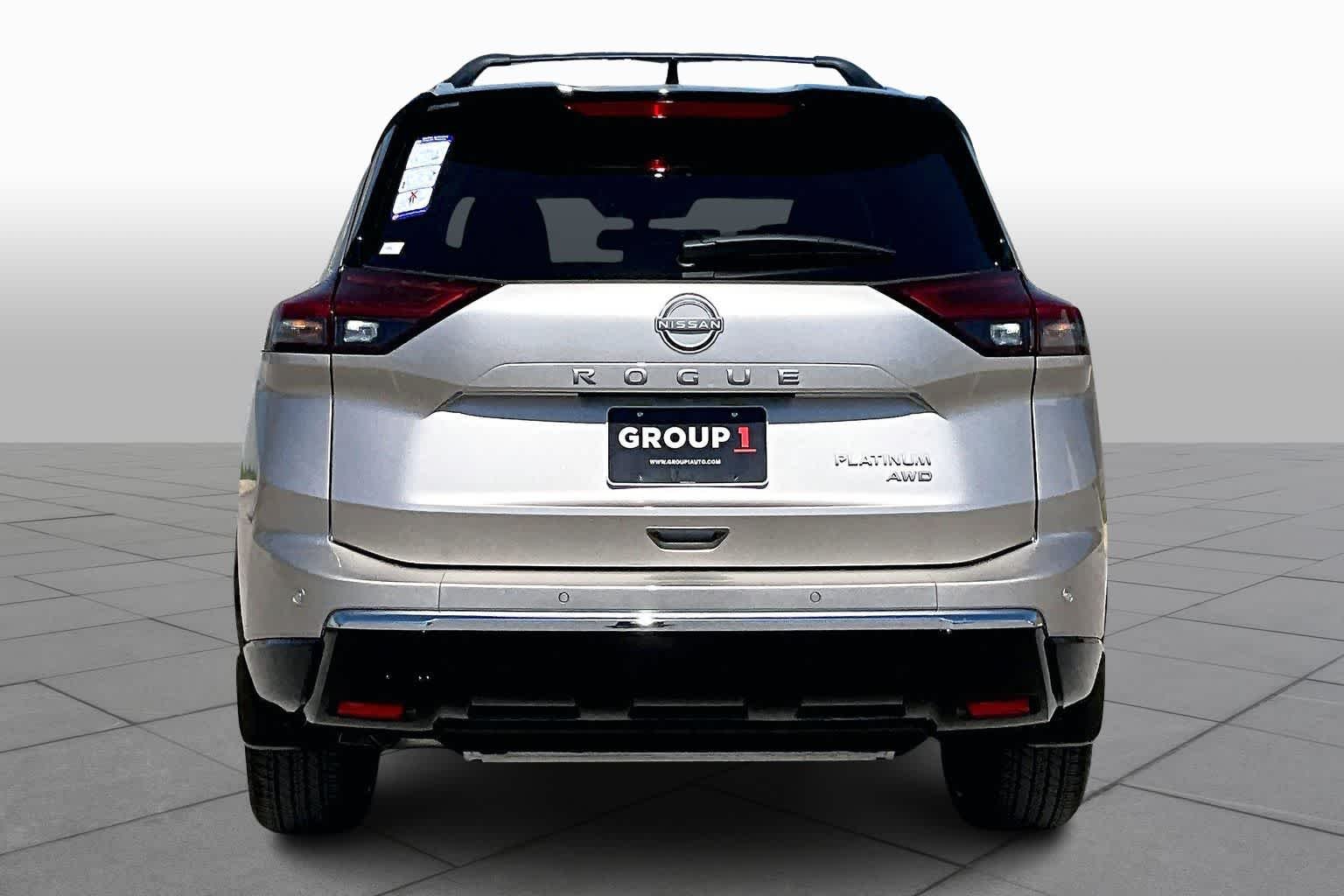 New 2026 Champagne Silver Metallic / Super Black Two-tone Nissan Platinum image 4