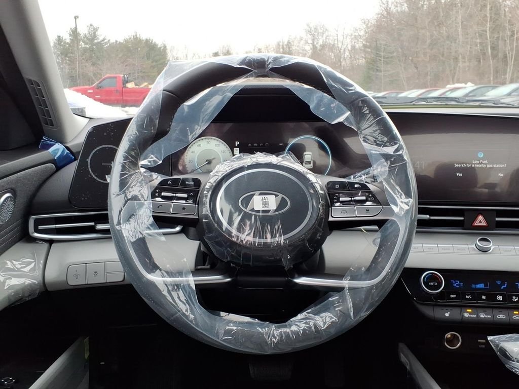 2025 Hyundai Elantra Limited - Photo 12
