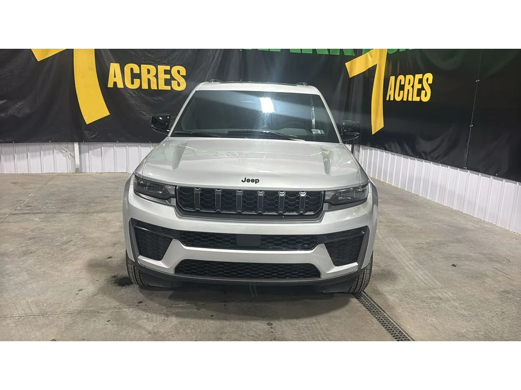 New 2026 Silver Zynith Exterior Paint Jeep Laredo Altitude image 2