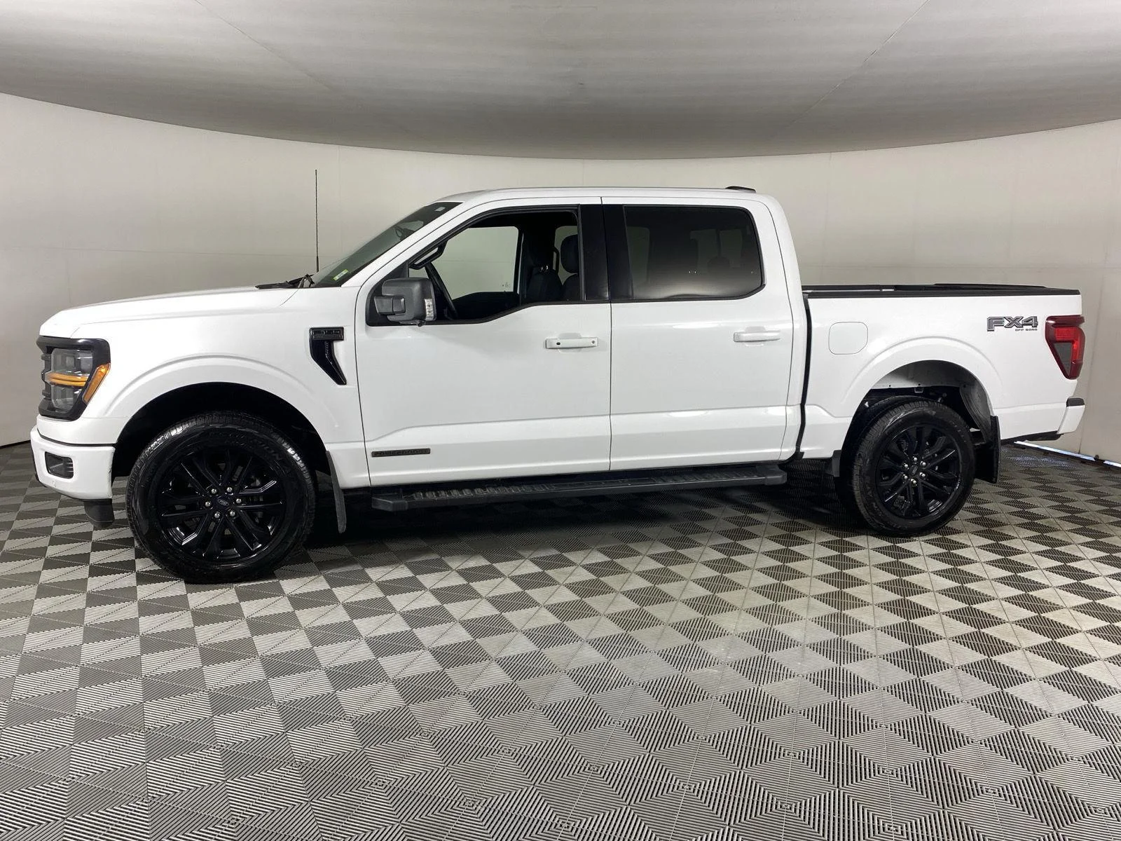 Used 2025 Oxford White Ford XLT image 7