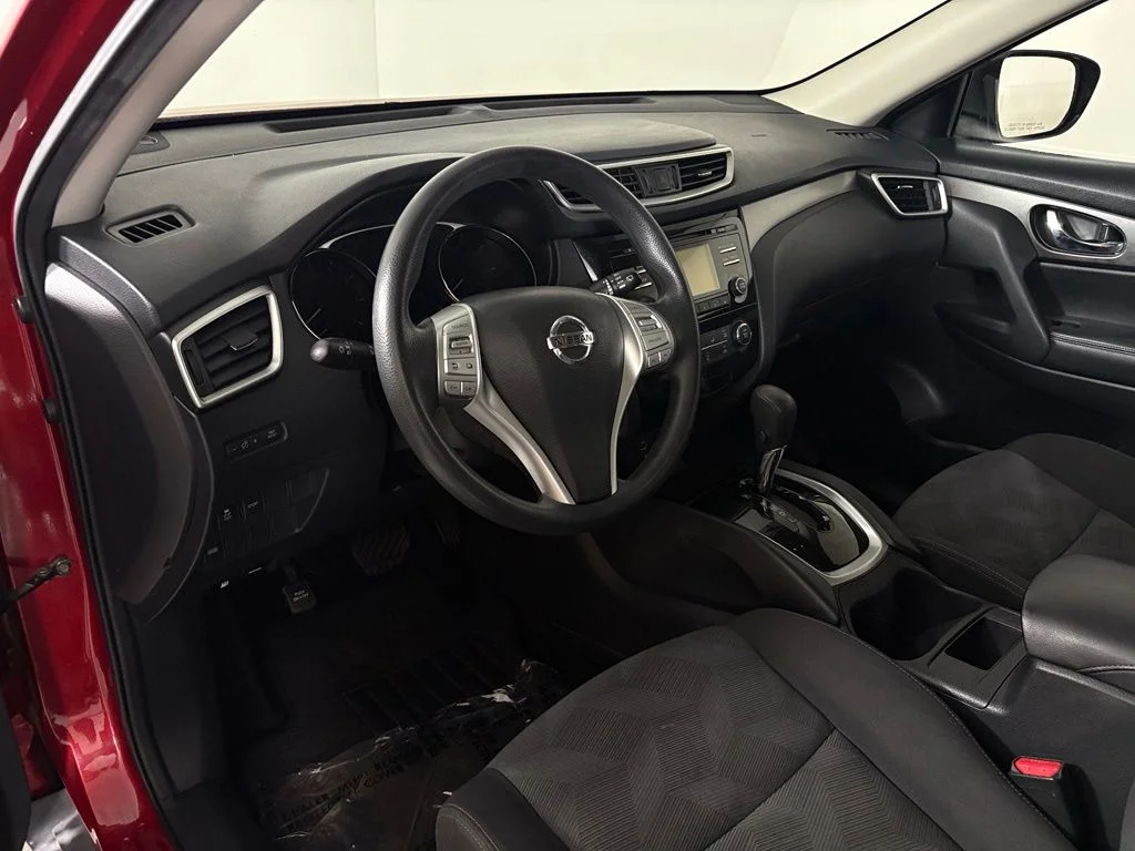 Used 2016 Red Nissan S image 16