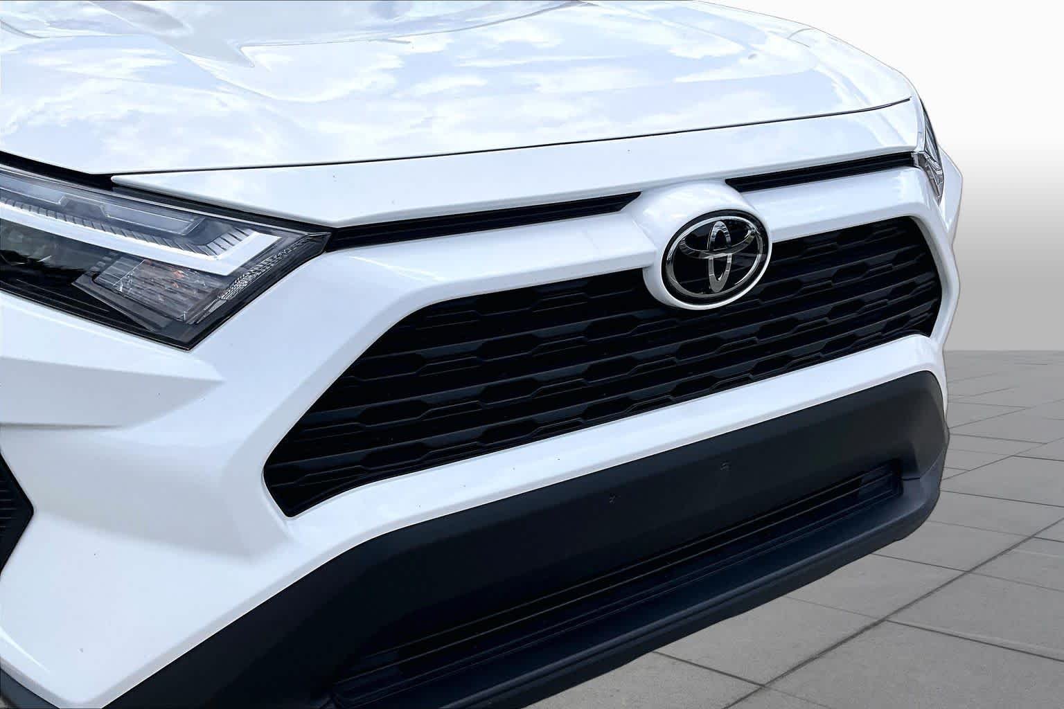 Used 2025 Ice Cap Toyota LE image 28